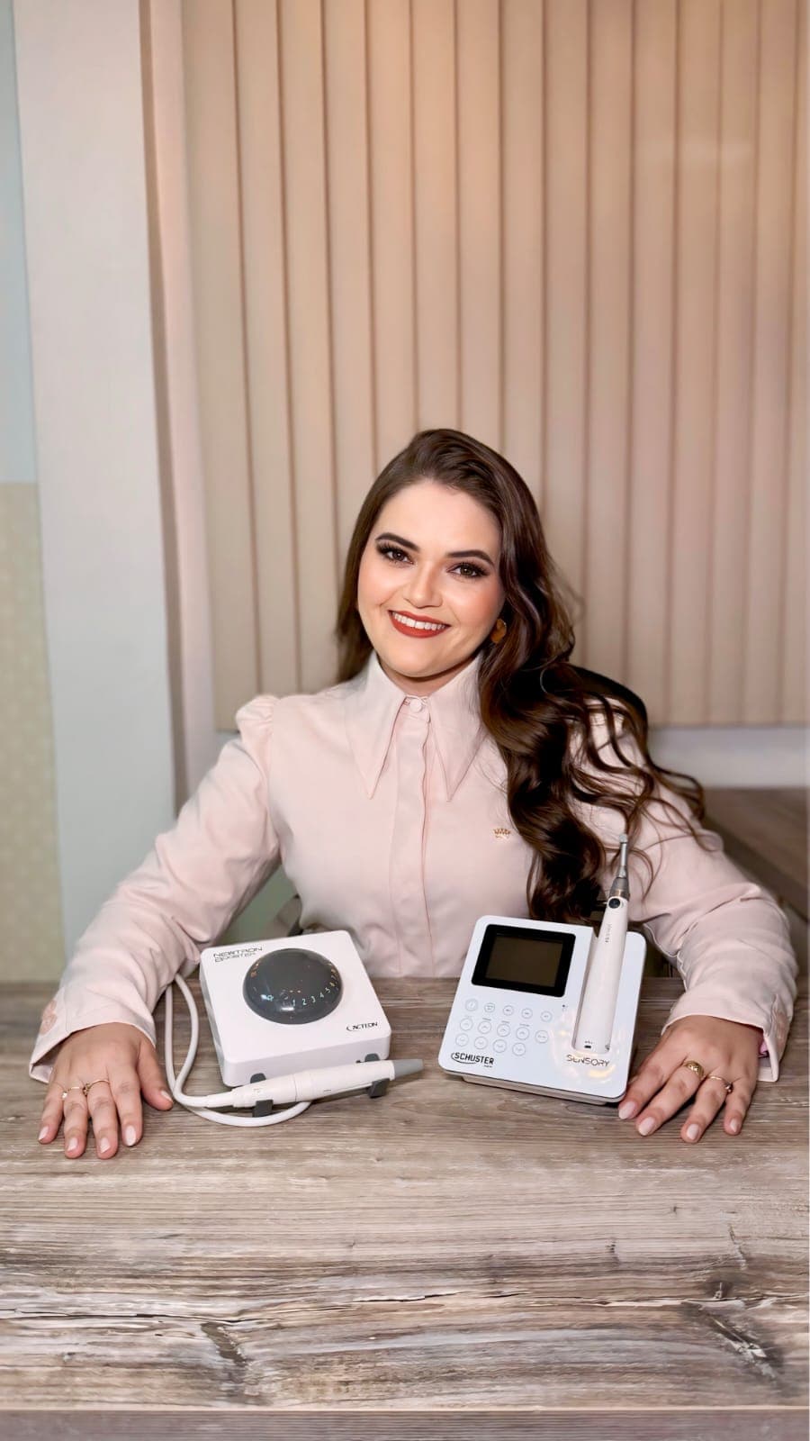 Dra. Ana Cláudia Bicalho com equipamentos de endodontia