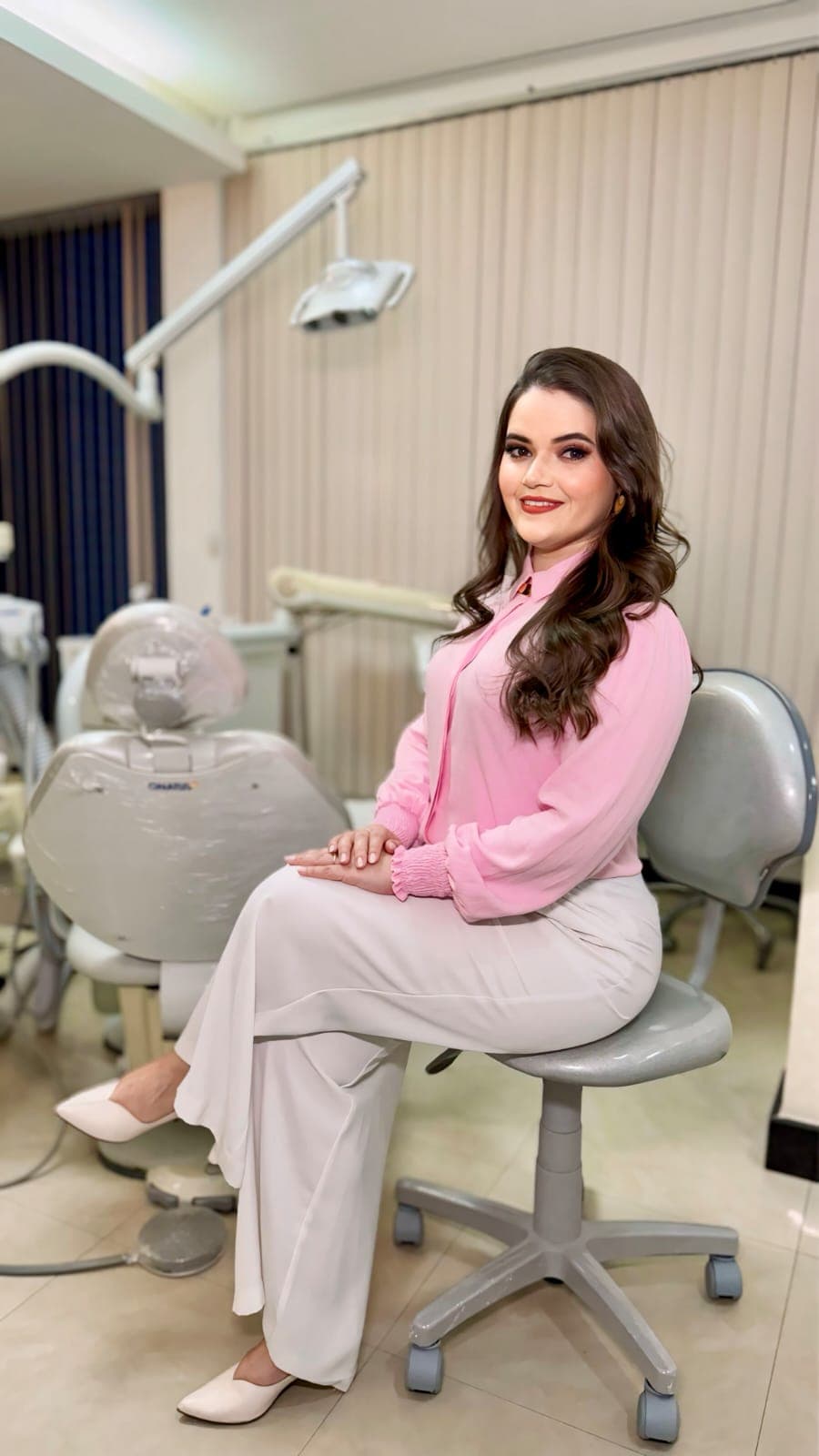 Dra. Ana Cláudia Bicalho, endodontista, em consultório odontológico