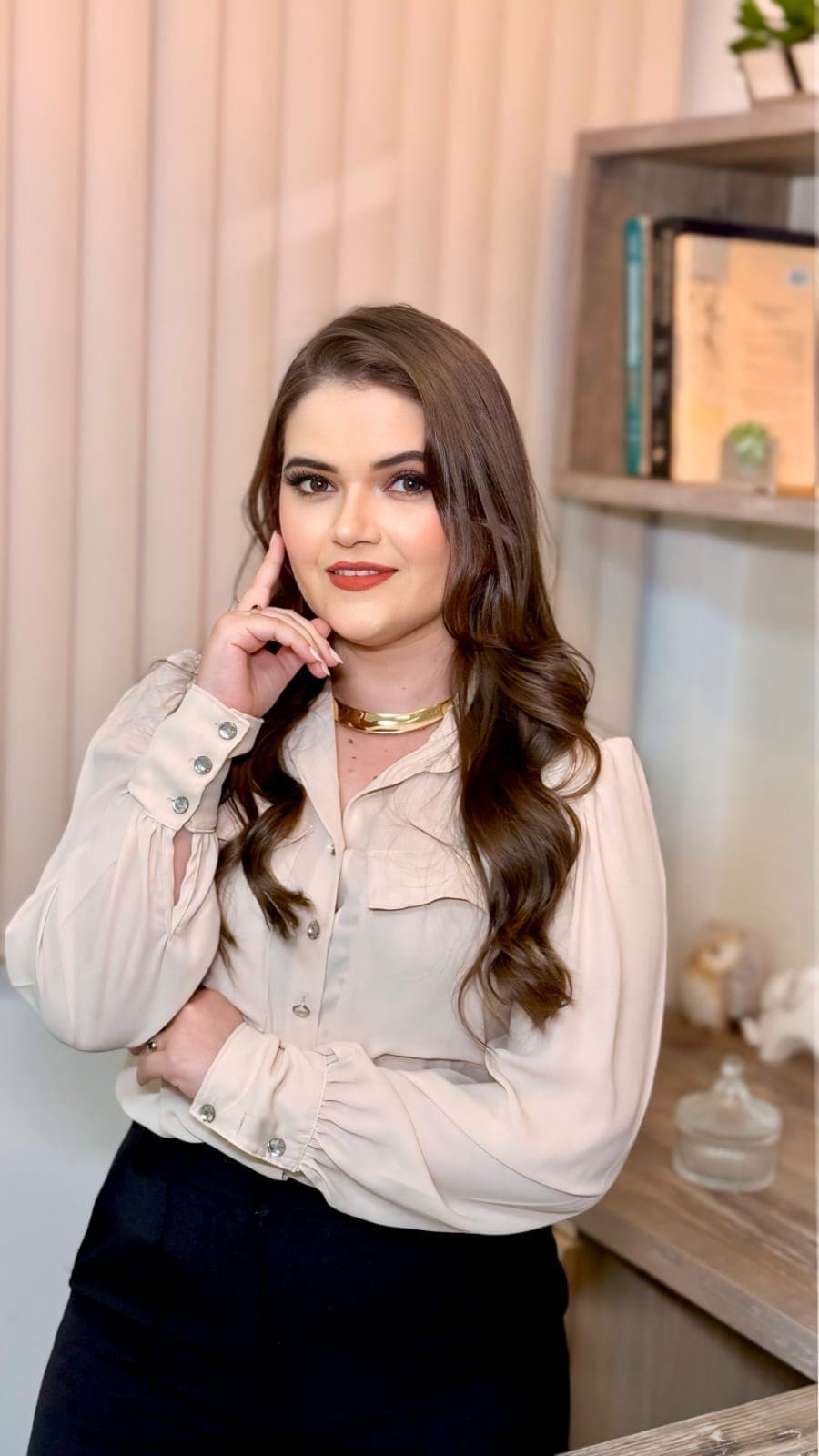 Dra. Ana Cláudia Bicalho sorrindo em consultório